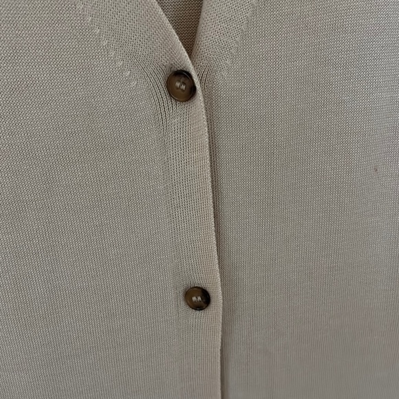 Sleeveless Button-Down Vest - Picture 3 of 4